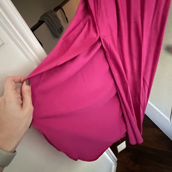 Magenta one shoulder satin knotted midi Abercrombie dress - Picture 4 of 5
